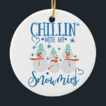 Adorno De Cerámica Muñeco de nieve | CHILLIN Con Mis Snowmies Gracios<br><div class="desc">Celebra las vacaciones con estos adorables adorables adornos navideños. ¡Deséenles a todos una Feliz Navidad y un Feliz Año Nuevo!</div>