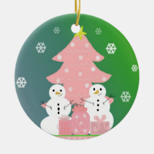 Adorno De Cerámica Muñecos de nieve junto a un árbol de Navidad rosa