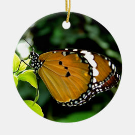 Adorno De Cerámica Naranja, mariposa negra y blanca en hojas