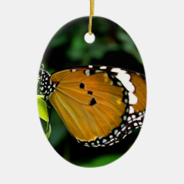 Adorno De Cerámica Naranja, mariposa negra y blanca en hojas