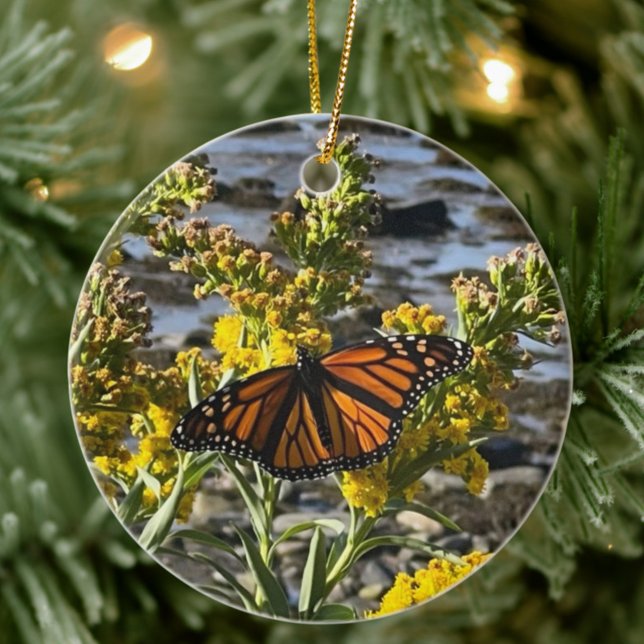 Adorno De Cerámica Naturaleza floral de la mariposa monarca (Monarch Butterfly Christmas Ornament, Holiday Gift for Nature Lover, Scenic Photography)