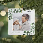 Adorno De Cerámica Naturalmente alegre | Foto personal botánica<br><div class="desc">Esta temporada navideña,  conmemora un año especial con esta elegante foto personalizada adorno navideño. Graceful sprigs de mistletoe color de agua pintada de verde profundo enmarcan tu foto,  con tu nombre y el año. Añadir una segunda foto al reverso.</div>