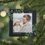 Adorno De Cerámica Naturalmente alegre | Foto personal botánica<br><div class="desc">Esta temporada navideña,  conmemora un año especial con esta elegante foto personalizada adorno navideño. Graceful sprigs de mistletoe color de agua pintada de verde profundo enmarcan tu foto,  con tu nombre y el año. Añadir una segunda foto al reverso.</div>