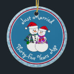 Adorno De Cerámica Navidad de la pareja de nevadas de regalo de 35 añ<br><div class="desc">Nuestra pareja festiva de nevados está vestida para el frío con sus pañuelos estampados, mitones coordinadores y sombrero de Santa Festividad roja. Divertido mensaje de "Solo casado" sin importar cuánto tiempo se hayan casado sus familiares o amigos de celebración. Añada sus nombres y la fecha del año del aniversario para...</div>