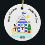 Adorno De Cerámica Navidades Beach Hut<br><div class="desc">La decoración del Beach Hut Christmas Tree incluye una cabaña de playa blanca y azul sobre la arena coronada por la nieve, con un muñeco de nieve y un árbol de navidad a ambos lados, mientras que las olas o el mar acarician la orilla. 'Feliz Navidad' personalizable, 'Feliz Año Nuevo',...</div>