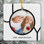 Adorno De Cerámica Navidades blancos de foto de nombre personalizado<br><div class="desc">Este moderno ornamento de fotos de Navidades está decorado con la palabra JOY en negro sobre un fondo blanco. Personalizable fácil con tu foto y nombre.</div>