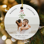 Adorno De Cerámica Navidades casados cutan la foto de Mistletoe de lo<br><div class="desc">Aprecie su primera Navidad junto con nuestro ornamento de "Navidades casados". Personalizado para los recuerdos alegres de los recién casados con dos fotos bodas favoritas,  así como un lindo ilustracion de mistletoe color agua,  sus nombres y fecha de nupcias. 🎄 📸 ✨ #FirstChristmasJoy #PersonalizedKeepsake</div>