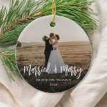 Adorno De Cerámica Navidades casados y merry recién casados<br><div class="desc">Celebra tu primera temporada navideña como recién casados con una feliz Navidad adornando a tus amigos y familia. Presenta una tipografía de escritura moderna.</div>