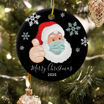 Adorno De Cerámica Navidades conmemorativos de Santa Enmascarada<br><div class="desc">¡Un adorno conmemorativo de navidad para recordar un año! Con un Santa Claus enmascarado con copos de nieve,  'Feliz Navidad' en texto de escritura caligráfica y el año. Al revés,  puedes personalizar tu adorno de Navidad con tu apellido.</div>