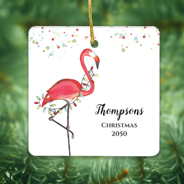 Adorno De Cerámica Navidades cortan las luces de flamingo rosadas (Colorful tropical flamingo bird with red, blue, green, and yellow Christmas lights. )