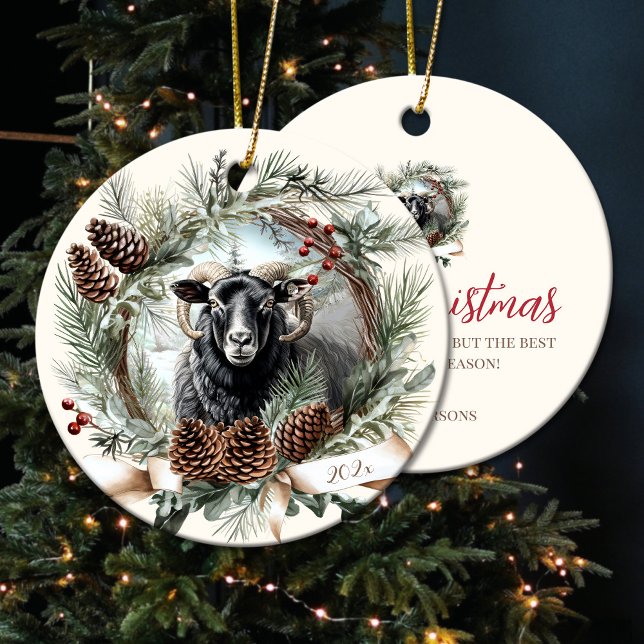 Adorno De Cerámica Navidades de animales de granja de ovejas negras (Black sheep farm animal Christmas pinecone wreath Ceramic Ornament)