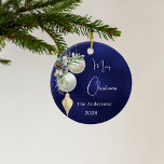 Adorno De Cerámica Navidades de baubles blancos dorados<br><div class="desc">Un fondo azul de color desigual. Decorada con baudias blancas y doradas,  con un poco de vegetación y un cono de pino. Personaliza y agrega tu nombre,  año. Texto: Feliz Navidad</div>
