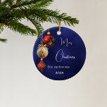 Adorno De Cerámica Navidades de baubles de oro rojo azul<br><div class="desc">Un fondo de color azul marino desigual. Decorada con azulejos rojos y dorados. Personaliza y agrega tu nombre,  año. Texto: Feliz Navidad</div>