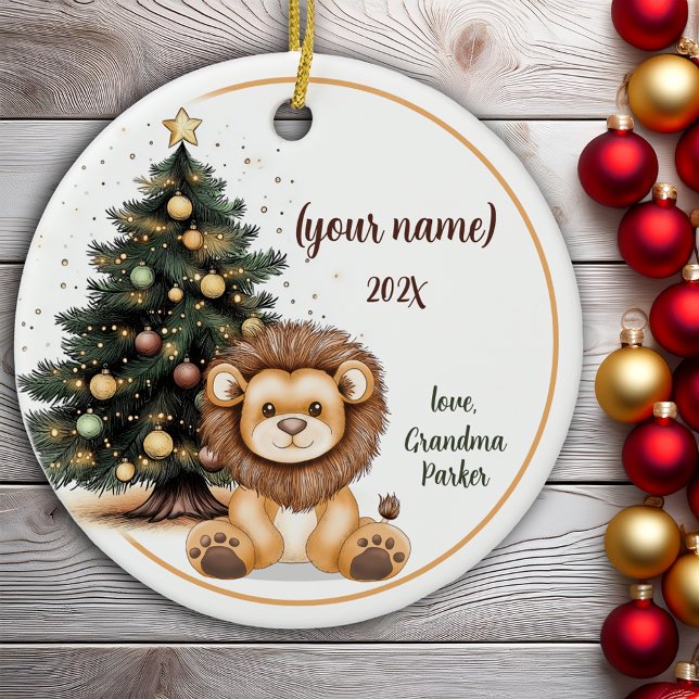 Adorno De Cerámica Navidades de bebé leones niños personalizados (Cute Christmas Baby Lion Personalized Kids Ceramic Ornament)
