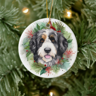 Adorno De Cerámica Navidades de Bernedoodle Wreath Pup festivo