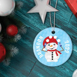 Adorno De Cerámica Navidades de bolas de nieve malabaristas<br><div class="desc">Este lindo y lúdico patrón de ilustracion es perfecto para la temporada de vacaciones de los Navidades. Presenta nevados de acuarela pintados a mano en diferentes escenarios. El del frente es un muñeco de nieve haciendo malabares de nieve. El patrón en la parte de atrás incluye un malabarismo de bolas...</div>