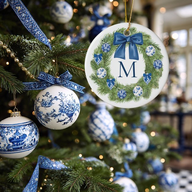 Adorno De Cerámica Navidades de Chinoiserie Monogrammed Wreath (Chinoiserie Wreath Monogrammed Christmas Ornament)