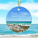 Adorno De Cerámica Navidades de Destin Florida Beach Vacation Keepsak<br><div class="desc">Este hermoso ornamento navideño de vacaciones en la playa de Destin Florida presenta las aguas verdes del océano azul bonito de Sandestin a lo largo de la costa. sombrillas de color azul y verde azulado bonito bordean la orilla del mar en verano, frente al césped marino. Adorable guión cursivo blanco...</div>
