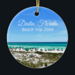 Adorno De Cerámica Navidades de Destin Florida Beach Vacation Keepsak<br><div class="desc">Este hermoso ornamento navideño de vacaciones en la playa de Destin Florida presenta las aguas verdes del océano azul bonito de Sandestin a lo largo de la costa. sombrillas de color azul y verde azulado bonito bordean la orilla del mar en verano, frente al césped marino. Adorable guión cursivo blanco...</div>