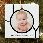 Adorno De Cerámica Navidades de foto infantil personalizados<br><div class="desc">Este moderno ornamento de fotos de Navidades está decorado con la palabra JOY en negro sobre un fondo blanco. Personalizable fácil con tu foto y nombre.</div>