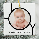 Adorno De Cerámica Navidades de foto infantil personalizados<br><div class="desc">Este moderno ornamento de fotos de Navidades está decorado con la palabra JOY en negro sobre un fondo blanco. Personalizable fácil con tu foto y nombre.</div>