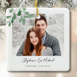 Adorno De Cerámica Navidades de fotografía de compromiso<br><div class="desc">Este ornamento navideño de Engagement está decorado con mistletoe acuarela y tipografía de escritura elegante. Personalizable fácil con tu foto, nombre y año. Utilice la Herramienta de diseño para cambiar el tamaño, estilo o color del texto. Porque creamos nuestra obra de arte no encontrarás esta imagen exacta de otros diseñadores....</div>