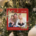 Adorno De Cerámica Navidades de fotografía de la familia Red Beach St<br><div class="desc">Este adorno navideño inspirado en la playa, con fondo rojo festivo y texto blanco, hace un gran regalo anual de vacaciones, fácilmente personalizado para un regalo único con las plantillas de fotos y texto. Las brotes de acuarela de vacaciones de hojaldre, pino y pez estrella en dos esquinas enmarcan la...</div>