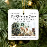 Adorno De Cerámica Navidades de fotografía de qué año es único en un<br><div class="desc">El periódico Unique What A Year Photo Navidades Ceramic Ornament es un encantador obsequio para conmemorar tu año. Con estilo como un periódico clásico, este adorno cuenta con una foto personalizada y destaca sus momentos más memorables, lo que lo convierte en un añadido único a su decoración de vacaciones. Perfecto...</div>
