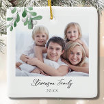 Adorno De Cerámica Navidades de fotografía familiar<br><div class="desc">Este ornamento de Navidad fotográfico familiar está decorado con mistletoe acuarela y tipografía de escritura elegante. Personalizable fácil con tu foto, nombre y año. Utilice la Herramienta de diseño para cambiar el tamaño, estilo o color del texto. Porque creamos nuestra obra de arte no encontrarás esta imagen exacta de otros...</div>
