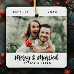 Adorno De Cerámica Navidades de fotografía modernos y recién casados<br><div class="desc">Un simple adorno navideño con escritura tipográfica y tu foto. Personalízalo con tu nombre,  fecha de boda y foto. La parte posterior del adorno tiene un sencillo patrón de manchas blancas y negras. Diseñado para ti por Blackberry Boulevard.</div>