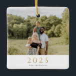 Adorno De Cerámica Navidades de fotografía única Gold 2022<br><div class="desc">Diseño festivo minimalista moderno con Relieve metalizado de imitación dorado "2022" ,  adorno fotográfico único. El embalaje presenta un color azul marino sólido.</div>