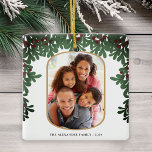 Adorno De Cerámica Navidades De Fotos De Mistletoe Foliage RoundFrame<br><div class="desc">Este encantador ornamento navideño muestra una foto vertical dentro de un marco redondeado,  acentuada con un borde de mistletoe en el frente. En la parte trasera hay espacio para una foto adicional.</div>