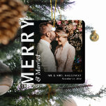 Adorno De Cerámica Navidades de fotos de moras y casados modernos<br><div class="desc">Ornamento navideño de fotos casadas y merry. El diseño presenta un diseño moderno de tipografía,  los nombres de recién casados y la fecha de boda.</div>