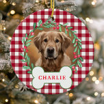 Adorno De Cerámica Navidades de fotos de perros rojos y blancos vesti<br><div class="desc">Añada un toque rústico a su decoración de vacaciones con este adorno de Navidades de foto de perro con mantas de búfalo rojas y blancas personalizadas. Con una corona festiva con hojas verdes y bayas alrededor de la foto de tu mascota, este adorno es perfecto para los amantes del perro...</div>