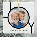 Adorno De Cerámica Navidades de fotos del abuelo<br><div class="desc">Este moderno ornamento de fotos de los Navidades del abuelo está decorado con la palabra JOY en tipografía negra en un fondo blanco dice "Te amo abuelo" pero puedes personalizarlo con tus propias palabras. Personalizable fácil con tu foto. Hace un regalo especial para un abuelo especial.</div>