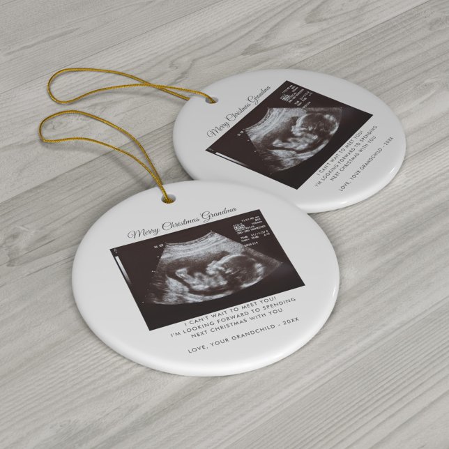 Adorno De Cerámica Navidades de Invitación de embarazo de la abuela K (Future Grandma Baby Announcement Sonogram Christmas Ceramic Ornament)