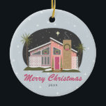 Adorno De Cerámica Navidades de la casa rosada moderna de mediados de<br><div class="desc">Ilustracion de una casa moderna rosa de mediados del siglo XX,  decorada con Navidades,  coronas,  árboles de Navidad y Navidades,  luces con nieve en el patio y dos palmeras. El cielo nocturno tiene estrellas y ráfagas de nieve. Fondo inspirado en el patrón de medio siglo.</div>