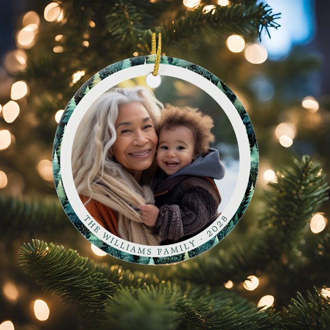 Adorno De Cerámica Navidades de la familia Rustic Woodland (Rustic Woodland Family Christmas Photo Ceramic Ornament)