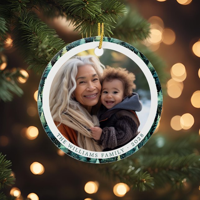 Adorno De Cerámica Navidades de la familia Rustic Woodland (Rustic Woodland Family Christmas Photo Ceramic Ornament)