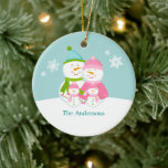 Adorno De Cerámica Navidades de la familia Snowmen<br><div class="desc">Personalizado adorno navideño con un adorable y único ilustracion vectorial de un par de hombres de nieve con su pequeña familia de hombres de nieve parados en la nieve sobre un fondo azul invernal. Personalízalo con tus nombres, fecha de aniversario de boda o cualquier texto que elijas para el mantenimiento...</div>
