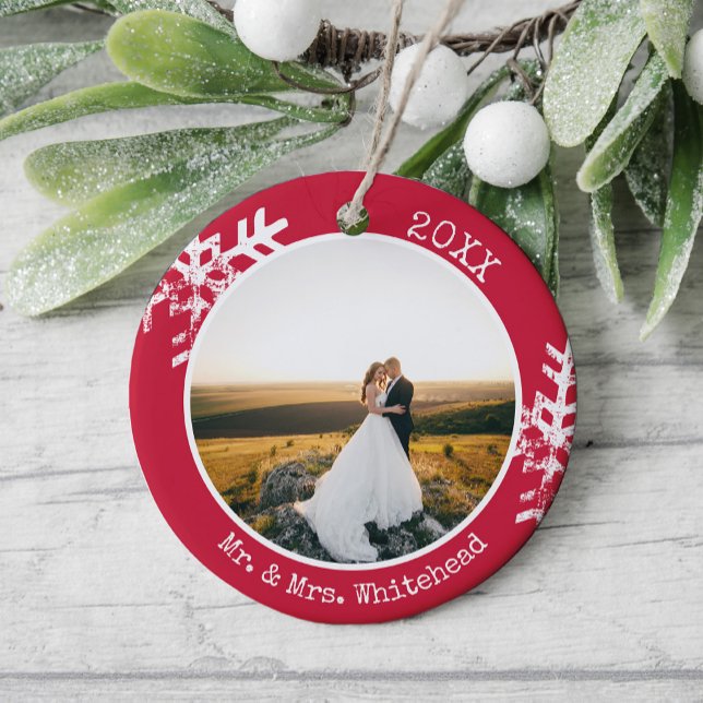 Adorno De Cerámica Navidades de la primera nevada de Red Newlyw (Rustic snowflake newlywed holiday keepsake photo ornament perfect for gifts to bring joy to others.)