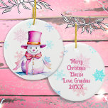 Adorno De Cerámica Navidades de la vieja moda Snowman en rosa<br><div class="desc">adornamiento navideño personalizado con un lindo muñeco de nieve retro en un gorra rosa rodeado de copos de nieve rosa y azul. La parte posterior se puede personalizar con un mensaje personalizado.</div>