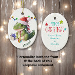 Adorno De Cerámica Navidades de Merry Dinosaur Kids<br><div class="desc">En la parte delantera de este adorno cerámico para un niño hay un adorable dinosaurio bebé que lleva un sombrero de Santa. Tiene una bombilla de árbol de Navidad entre sus pies, y un paquete de regalo a su lado. Hay una cadena de luces de Navidad detrás de él. El...</div>