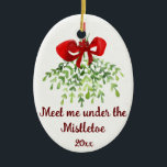 Adorno De Cerámica Navidades De Mistletoe Cita Romántica Divertida<br><div class="desc">Reunión divertida romántica con Navidades de citas de Mistletoe</div>