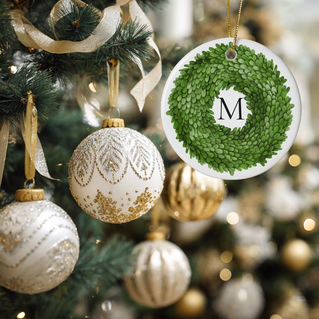 Adorno De Cerámica Navidades de Monogrammed Boxwood Wreath (Boxwood Wreath Monogrammed Christmas Ornament)