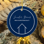 Adorno De Cerámica Navidades de Navy Blue Real Estate Company<br><div class="desc">Este moderno adorno navideño de inmobiliario está hecho personalizado con el nombre de su compañía de propiedades bajo el nombre del agente en la tipografía de moda. Este minimalista regalo en blanco y verde cuenta con un sencillo dibujo de una casa. Regalo de vacaciones contemporáneas para un agente que trabaja...</div>