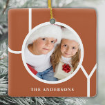 Adorno De Cerámica Navidades de nombres personalizados Rust de foto<br><div class="desc">Este moderno ornamento fotográfico Navidad está decorado con la palabra JOY en un fondo de terracota y óxido. Personalizable fácil con tu foto y nombre.</div>