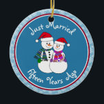 Adorno De Cerámica navidades de parejas de nevadas en regalo de 15 añ<br><div class="desc">Nuestra pareja festiva de nevados está vestida para el frío con sus pañuelos estampados, mitones coordinadores y sombrero de Santa Festividad roja. Divertido mensaje de "Solo casado" sin importar cuánto tiempo se hayan casado sus familiares o amigos de celebración. Añada sus nombres y la fecha del año del aniversario para...</div>