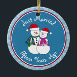 Adorno De Cerámica navidades de parejas de nevadas en regalo de 15 añ<br><div class="desc">Nuestra pareja festiva de nevados está vestida para el frío con sus pañuelos estampados, mitones coordinadores y sombrero de Santa Festividad roja. Divertido mensaje de "Solo casado" sin importar cuánto tiempo se hayan casado sus familiares o amigos de celebración. Añada sus nombres y la fecha del año del aniversario para...</div>