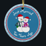 Adorno De Cerámica navidades de parejas de nieve divertida en regalo<br><div class="desc">Nuestra pareja festiva de nevados está vestida para el frío con sus pañuelos estampados, mitones coordinadores y sombrero de Santa Festividad roja. Divertido mensaje de "Solo casado" sin importar cuánto tiempo se hayan casado sus familiares o amigos de celebración. Añada sus nombres y la fecha del año del aniversario para...</div>
